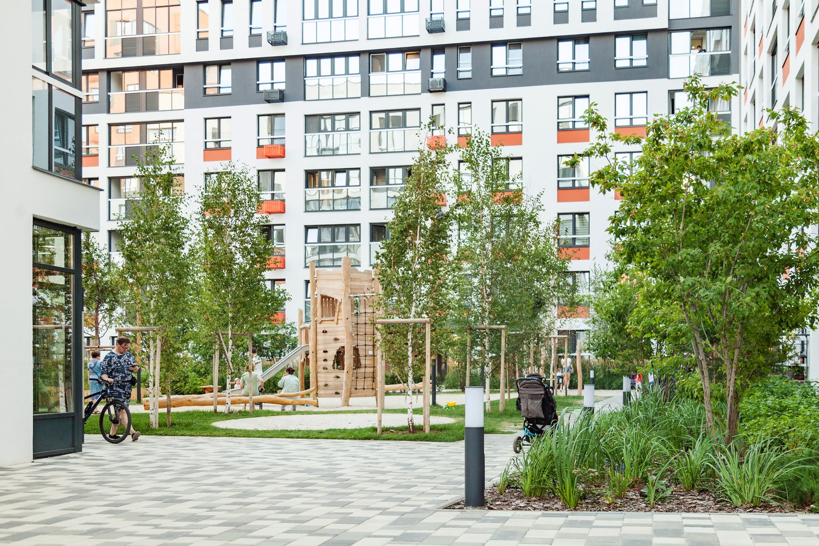 Solnechniy Block 2.4 — community use, play space, and public realm